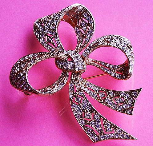 a beautiful vintage costume jewelry brooch unsigned