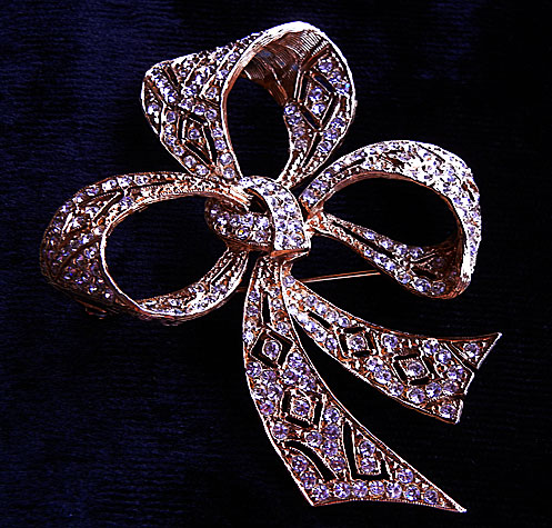 a beautiful vintage costume jewelry brooch unsigned