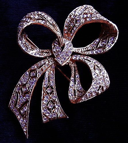 a beautiful vintage costume jewelry brooch unsigned