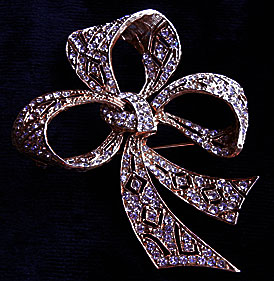 a beautiful vintage costume jewelry Brooch unsigned