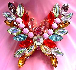 a beautiful vintage costume jewelry Brooch unsigned