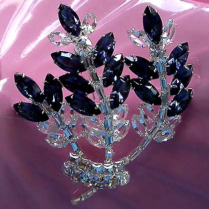 a beautiful vintage costume jewelry brooch unsigned