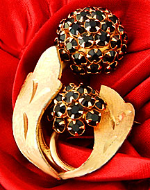 a beautiful vintage costume jewelry Brooch unsigned