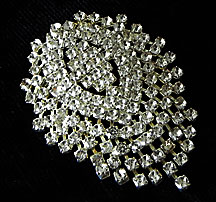 a beautiful vintage costume jewelry Brooch unsigned