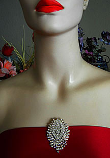 a beautiful vintage costume jewelry Brooch unsigned