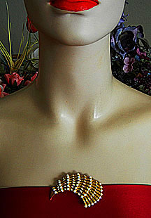 a beautiful vintage costume jewelry Brooch unsigned