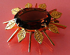 a beautiful vintage costume jewelry Brooch unsigned