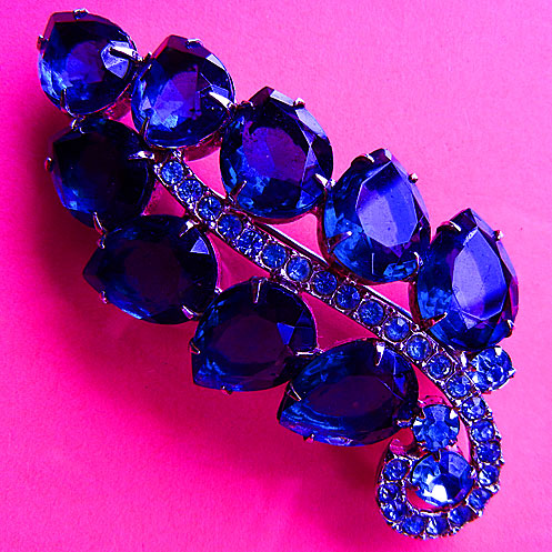 a beautiful vintage costume jewelry brooch unsigned