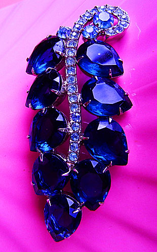 a beautiful vintage costume jewelry brooch unsigned