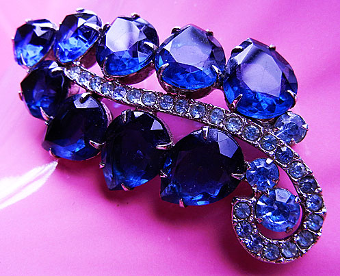 a beautiful vintage costume jewelry brooch unsigned