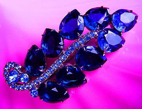 a beautiful vintage costume jewelry brooch unsigned