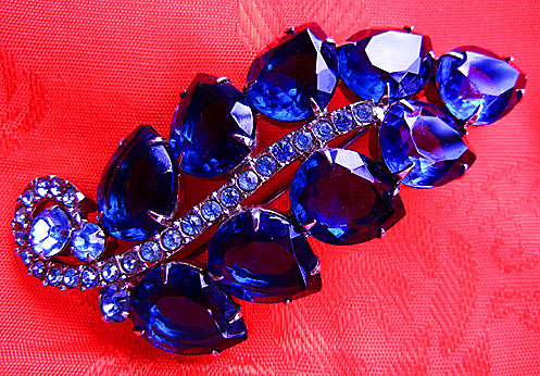 a beautiful vintage costume jewelry brooch unsigned