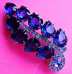 a beautiful vintage costume jewelry Brooch unsigned