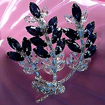 a beautiful vintage costume jewelry Brooch unsigned