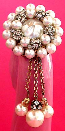 a beautiful vintage costume jewelry brooch unsigned