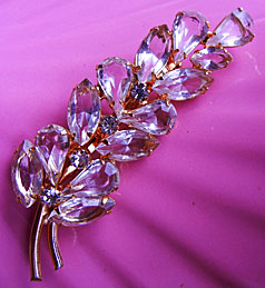 a beautiful vintage costume jewelry Brooch unsigned