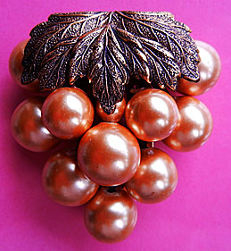 a beautiful vintage costume jewelry Brooch unsigned