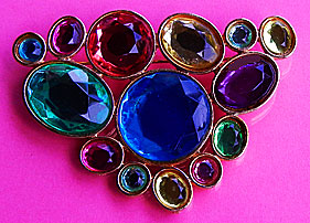 a beautiful vintage costume jewelry Brooch unsigned