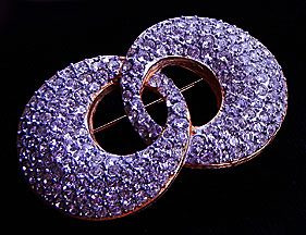 a beautiful vintage costume jewelry Brooch unsigned