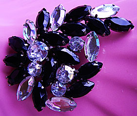 a beautiful vintage costume jewelry Brooch unsigned