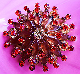 a beautiful vintage costume jewelry Brooch unsigned