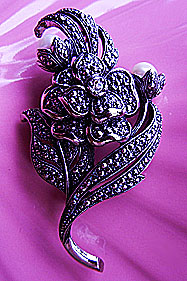 a beautiful vintage costume jewelry Brooch unsigned