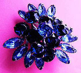 a beautiful vintage costume jewelry Brooch unsigned