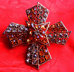 a beautiful vintage costume jewelry Brooch unsigned