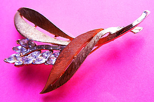 a beautiful vintage costume jewelry brooch unsigned