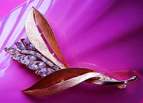 a beautiful vintage costume jewelry brooch unsigned