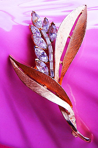 a beautiful vintage costume jewelry brooch unsigned