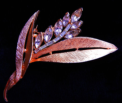 a beautiful vintage costume jewelry brooch unsigned
