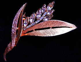 a beautiful vintage costume jewelry Brooch unsigned