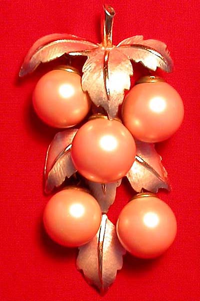 a beautiful vintage costume jewelry brooch unsigned