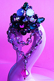 a beautiful vintage costume jewelry Brooch unsigned