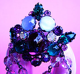 a beautiful vintage costume jewelry Brooch unsigned