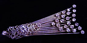a beautiful vintage costume jewelry Brooch unsigned