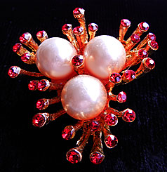 a beautiful vintage costume jewelry Brooch unsigned