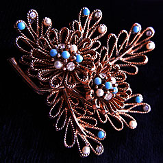 a beautiful vintage costume jewelry Brooch unsigned