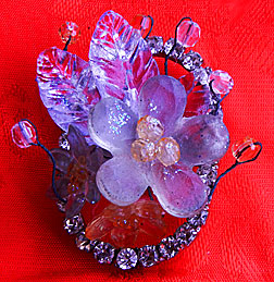 a beautiful vintage costume jewelry Brooch unsigned