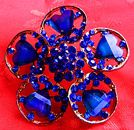 a beautiful vintage costume jewelry Brooch unsigned