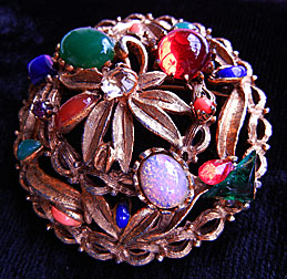 a beautiful vintage costume jewelry Brooch unsigned