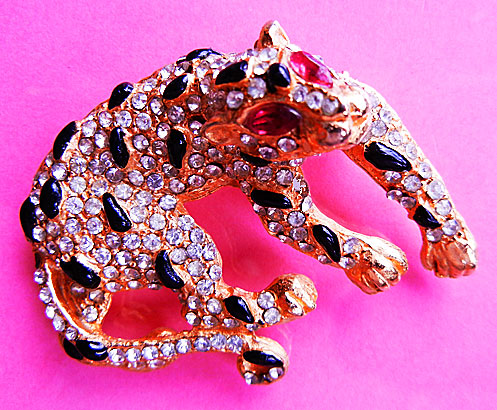 a beautiful vintage costume jewelry brooch unsigned