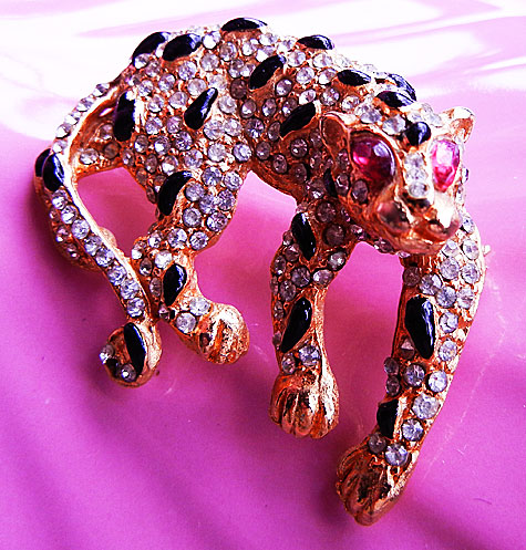 a beautiful vintage costume jewelry brooch unsigned