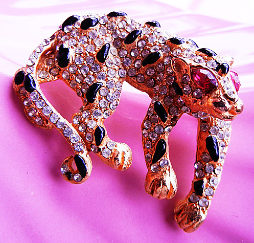 a beautiful vintage costume jewelry brooch unsigned