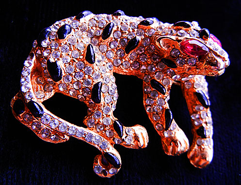 a beautiful vintage costume jewelry brooch unsigned