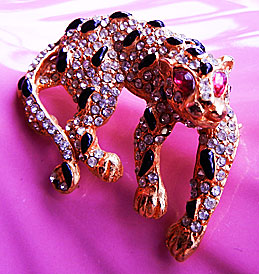 a beautiful vintage costume jewelry Brooch unsigned