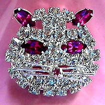 a beautiful vintage costume jewelry Brooch unsigned