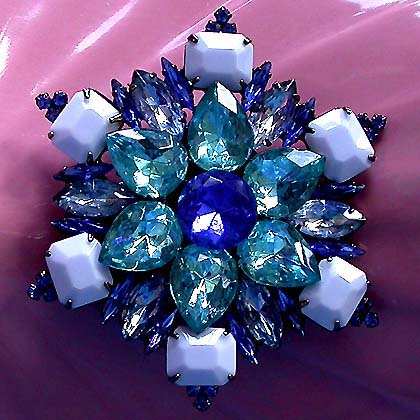 a beautiful vintage costume jewelry brooch unsigned