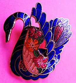 a beautiful vintage costume jewelry Brooch unsigned